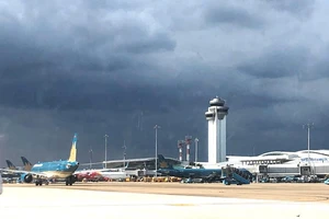 Hàng loạt chuyến bay hủy, đổi giờ bay do bão số 2