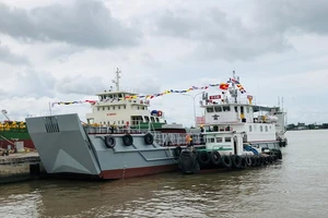 Nhà máy X51 bàn giao tàu vận tải đa năng cho Quân khu 7