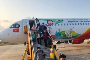 Khách lên xuống thang máy bay cần lưu ý điều này