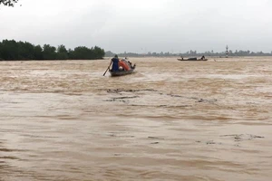 Rốn lũ Hàm Ninh, người dân lo phải chạy lũ trong đêm