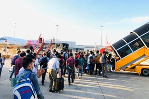 Hàng loạt chuyến bay khởi hành sớm để né bão số 9