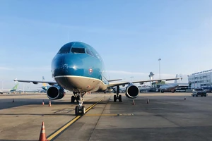 Nhiều chuyến bay bị hủy do ảnh hưởng bão số 10