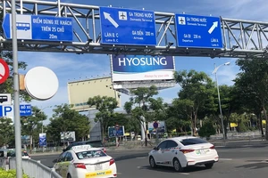 Ngày đầu sân bay Tân Sơn Nhất phân làn, tài xế còn lúng túng