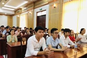 Sinh viên vùng lũ trãi lòng 12 năm đi học nhờ mạnh thường quân