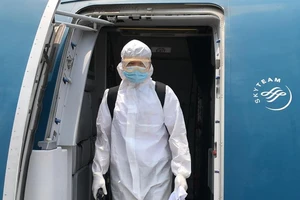 Máy bay chở khách quốc tế nhập cảnh Việt Nam phải khử trùng