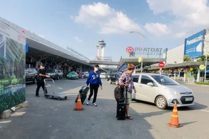 Khách từ sân bay tràn ra đường Trường Sơn bắt xe công nghệ