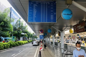 Cần phương án đồng bộ để xe công nghệ bắt khách tại sân bay