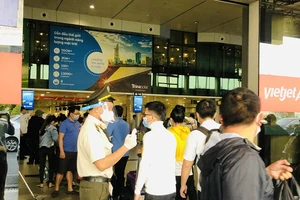 Sân bay Tân Sơn Nhất đề nghị khách không đeo kính đen