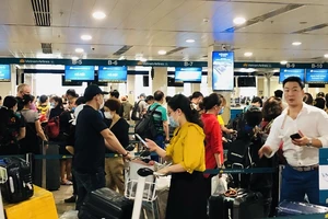 Khách có biểu hiện ‘lơ’ đeo khẩu trang tại sân bay ​