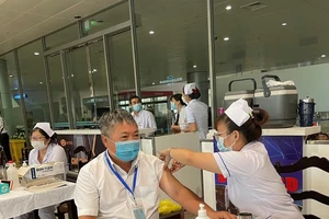 2.000 người làm việc tại sân bay Tân Sơn Nhất tiêm vaccine