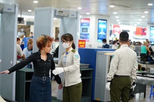 Khách nước ngoài đi máy bay tại Việt Nam cần giấy tờ gì?