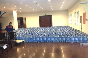 Tiếp 1.000 bình nước đến UBND quận Bình Thạnh chống dịch