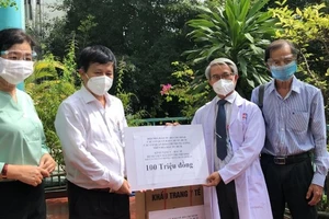 Hội Nhà báo TP.HCM hỗ trợ y bác sĩ tuyến đầu chống dịch