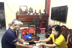 Bưu điện TP.HCM phát lương tận nhà cho 170.000 người dân