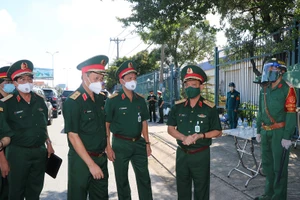 Trung tướng Ngô Minh Tiến đi kiểm tra chốt kiểm soát dịch tại TP.HCM