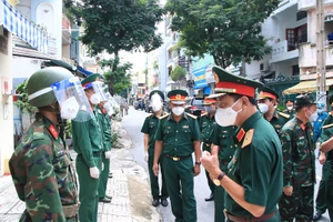 Tư lệnh Quân khu 7 thăm cán bộ, chiến sĩ tham gia chống dịch