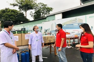 CEO tình nguyện chống dịch, tặng quà trung thu tại Bệnh biện Quân y 175