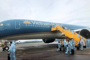300 khách từ Pháp về sân bay Vân Đồn cách ly 7 ngày 
