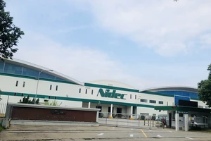 Ngày đầu mở cửa, khu công nghiệp vắng lặng vì... chờ hướng dẫn