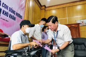 Trao tiền và quà cho bà con đồng hương Quảng Bình gặp khó khăn do đại dịch