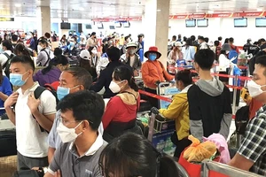 Sân bay Tân Sơn Nhất đông đúc dịp tết 