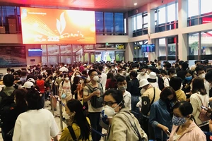 Sân bay Tân Sơn Nhất đông nghẹt người về quê ăn tết