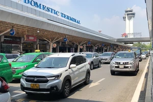 Thiếu 1.100 xe đón khách tại sân bay Tân Sơn Nhất dịp lễ 30-4