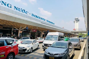 'TP.HCM không thể thiếu xe đón khách tại sân bay Tân Sơn Nhất'