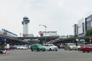 Sân bay Tân Sơn Nhất siết hoạt động đón, trả khách