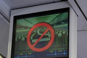 1 hành khách hút thuốc trên máy bay bị cấm bay 9 tháng