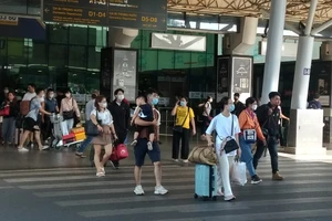 Sân bay Tân Sơn Nhất đông khách sau lễ, không xảy ra ùn tắc 