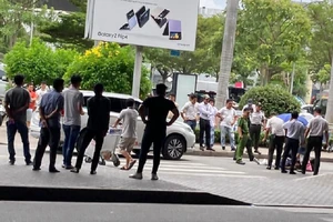 Người dân ghi lại hiện trường vụ việc