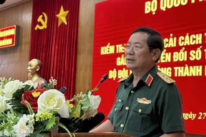 Thượng tướng Lê Huy Vịnh, Thứ trưởng Bộ Quốc phòng kiểm tra công tác cải cách hành chính, gắn liền với chuyển đổi số của Bộ đội Biên phòng TP.HCM. Ảnh: P.ĐIỀN