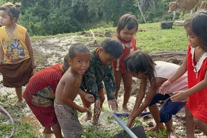 Trao giếng nước sạch và thắp sáng vùng biên Thượng Trạch