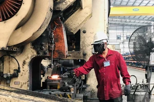 Lương người lao động ngành sản xuất giảm 30-50%