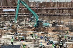 Công nhân thi công tại nhà ga T, sân bay Tân Sơn Nhất. Ảnh: PHONG ĐIỀN 