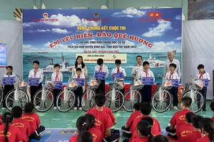 Cảnh sát biển Vùng 3 tặng quà, áo phao cho ngư dân Bến Tre