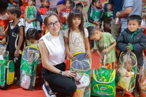 Quà trung thu, sinh kế làm ăn đến bà con Ma Coong trên dãy Trường Sơn