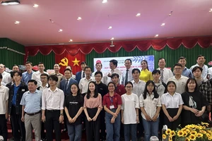 Quỹ khuyến học Nguyễn Hữu Cảnh trao học bổng cho sinh viên Quảng Bình