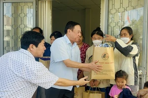 Trao áo quần cho bà con vùng biên Tây Ninh