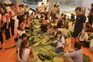 Trao 1.000 bánh chưng để người lao động xa quê đón tết