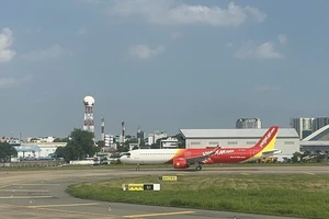 Điều hành hơn 900 chuyến bay mỗi ngày ở sân bay Tân Sơn Nhất