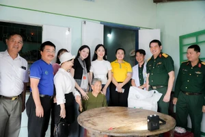Bệnh viện Quân y 175 khám bệnh, tặng quà 6 mẹ Việt Nam anh hùng tại Phú Yên