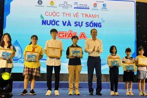 Trao giải thi vẽ tranh 'Nước và sự sống'
