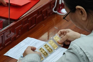 Bán vàng cho người dân qua các ngân hàng vẫn còn bất cập