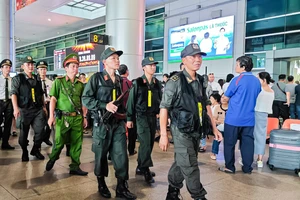 Nhà ga các sân bay chiếu phim tư liệu, hình ảnh Tổng Bí thư Nguyễn Phú Trọng