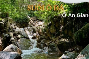 Đổ xô đến Ngoạ Long Sơn tắm suối Ô Đá