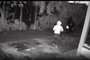 Camera ghi lại cảnh trộm đột nhập lấy hai xe mô tô ở Long An 