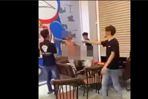 Chủ quán và nhân viên đóng cửa đánh người 