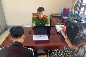 Khởi tố nam sinh lớp 11 ép học sinh lớp 9 ăn đất, hút thuốc 